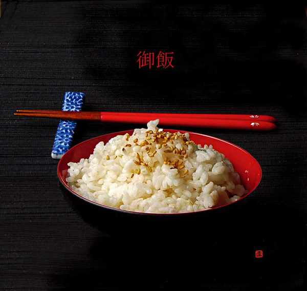 La estetica de la mesa japonesa debe cuidarse hasta en un plato de arroz