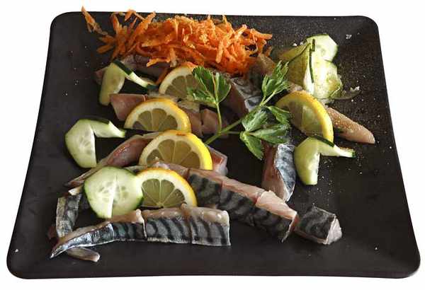 Plato japonés de pescado crudo