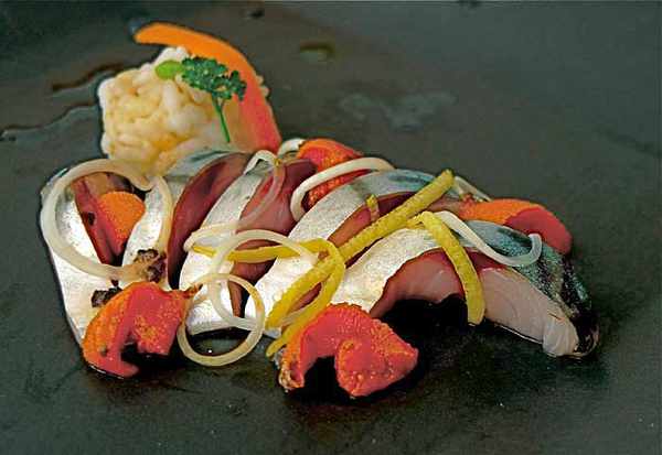 Sashimi de caballa y erizos de mar