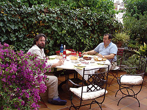 Pepe Iglesias y el Dr Fabré comiendo en el jardín