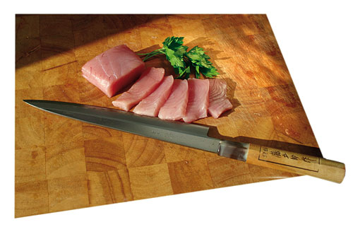 Tabla con corte de sashimi