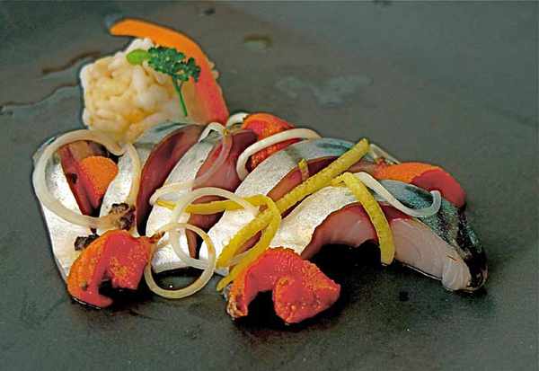 Sashimi de caballa y erizos