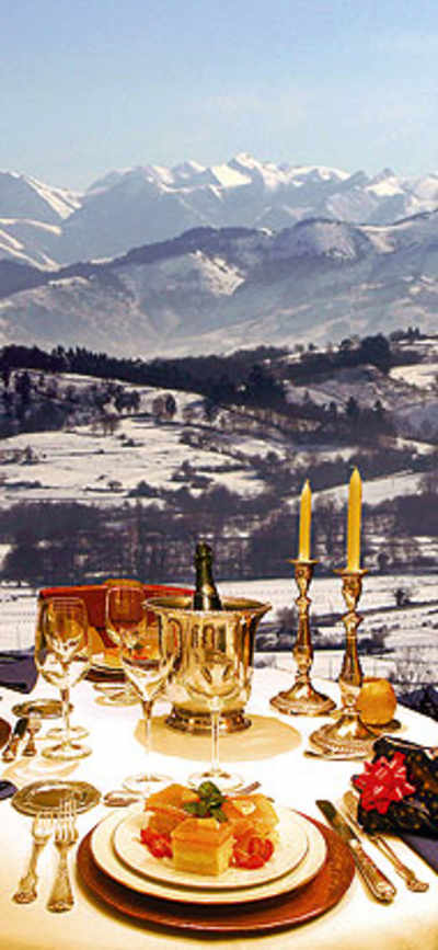 Mesa navideña para dos, con los montes del Infierno al fondo.